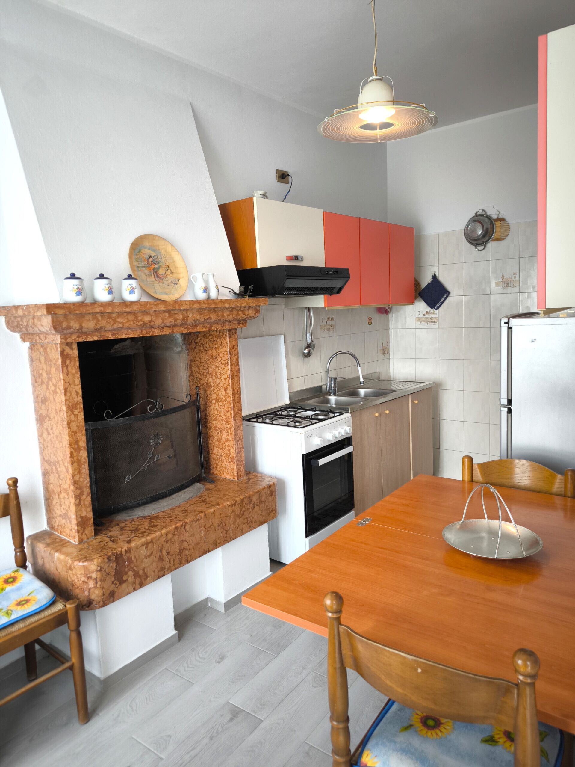 Frigorifero, forno, macchina per tè/caffè, bollitore elettrico