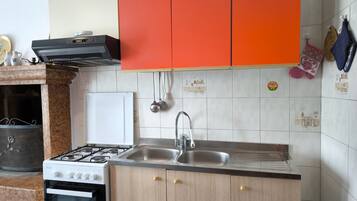 Fridge, oven, coffee/tea maker, electric kettle