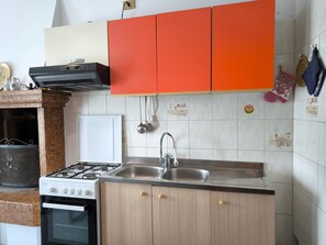 Kühlschrank, Ofen, Wasserkocher mit Kaffee-/Teezubehör, Wasserkocher