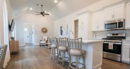 The Oxford Oaks, 3BR Home by Velvet Ditch Villas