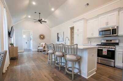 The Oxford Oaks, 3BR Condo by Velvet Ditch Villas
