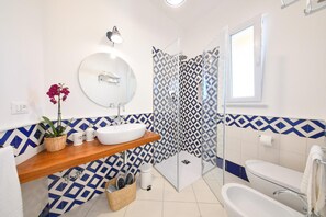 Dusche, Haartrockner, Bidet, Handtücher