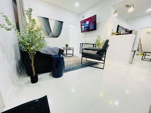 Lobby - Amazing 2-bedroom House in Miami w/ pingpong table & BBQ grill (Miami)