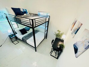 2 habitaciones, tabla de planchar con plancha, wifi y ropa de cama