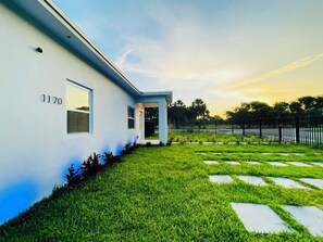 Property grounds - Amazing 2-bedroom House in Miami w/ pingpong table & BBQ grill (Miami)