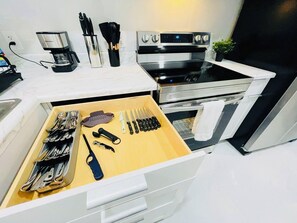 Microwave, oven, stovetop - Amazing 2-bedroom House in Miami w/ pingpong table & BBQ grill (Miami)