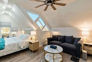 3 habitaciones, escritorio y tabla de planchar con plancha 