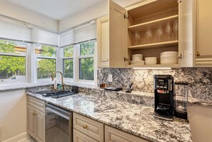 Kylskåp, mikrovågsugn, ugn och spishäll