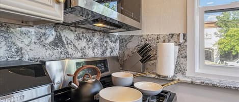 Refrigerador, microondas, horno y parrilla de estufa
