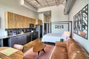 Desk, iron/ironing board, WiFi, bed sheets