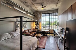 Desk, iron/ironing board, WiFi, bed sheets
