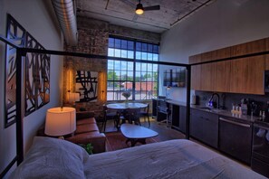 Desk, iron/ironing board, WiFi, bed sheets