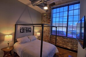 Desk, iron/ironing board, WiFi, bed sheets