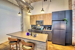 Fridge, microwave, oven, stovetop - Chic Ultramodern Loft Suite w/ Designer Features (St. Louis)