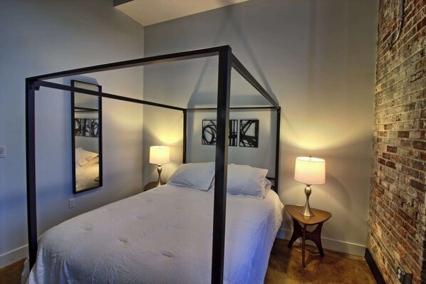 Desk, iron/ironing board, WiFi, bed sheets