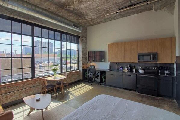 Desk, iron/ironing board, WiFi, bed sheets