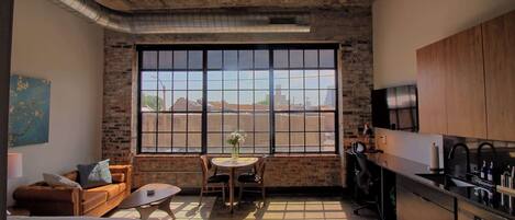 Escritorio, tabla de planchar con plancha, wifi y ropa de cama