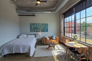 مكتب ومكواة/لوح كي وواي فاي وملاءات أسرّة