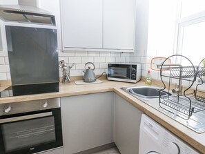 Cookware/dishes/utensils - Keekle Terrace (Cleator Moor)