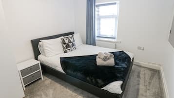 2 quartos, individualmente decorados, individualmente mobiliados