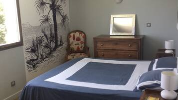 3 bedrooms, iron/ironing board, WiFi, bed sheets