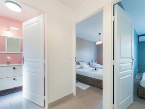 2 chambres, fer et planche à repasser, draps fournis