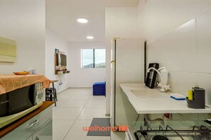 Kühlschrank, Mikrowelle, Herdplatte, Kochgeschirr/Geschirr/Besteck