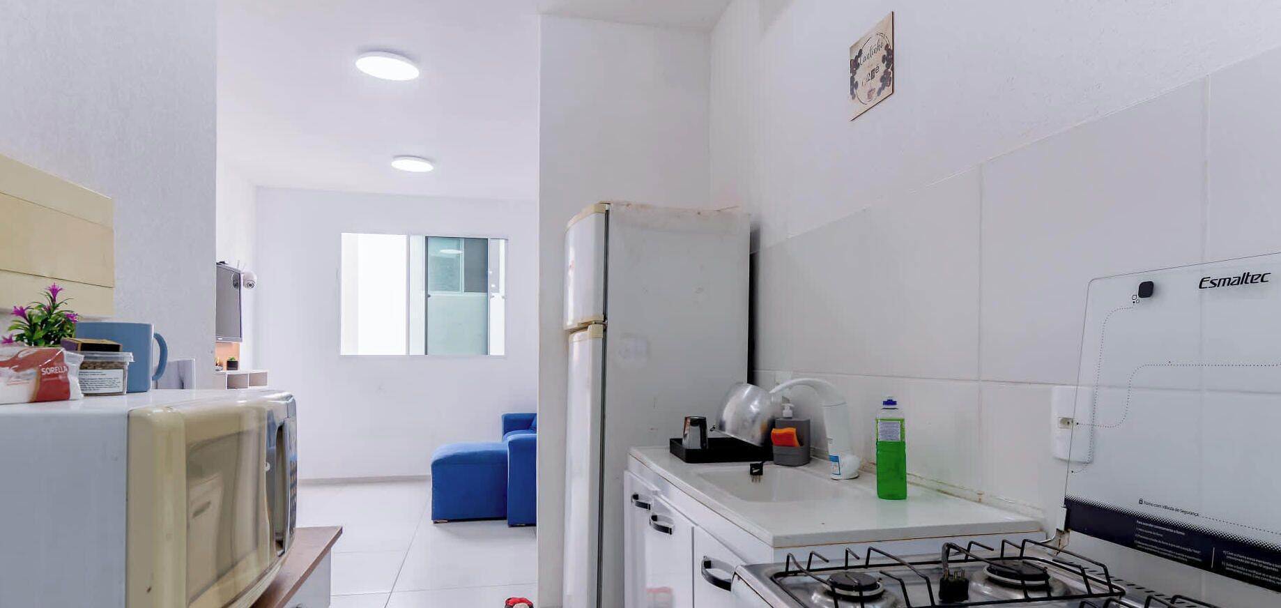 Geladeira, micro-ondas, cooktop, talheres/pratos/utensílios de cozinha