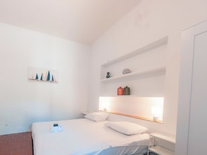 3 chambres, fer et planche à repasser, literie fournie