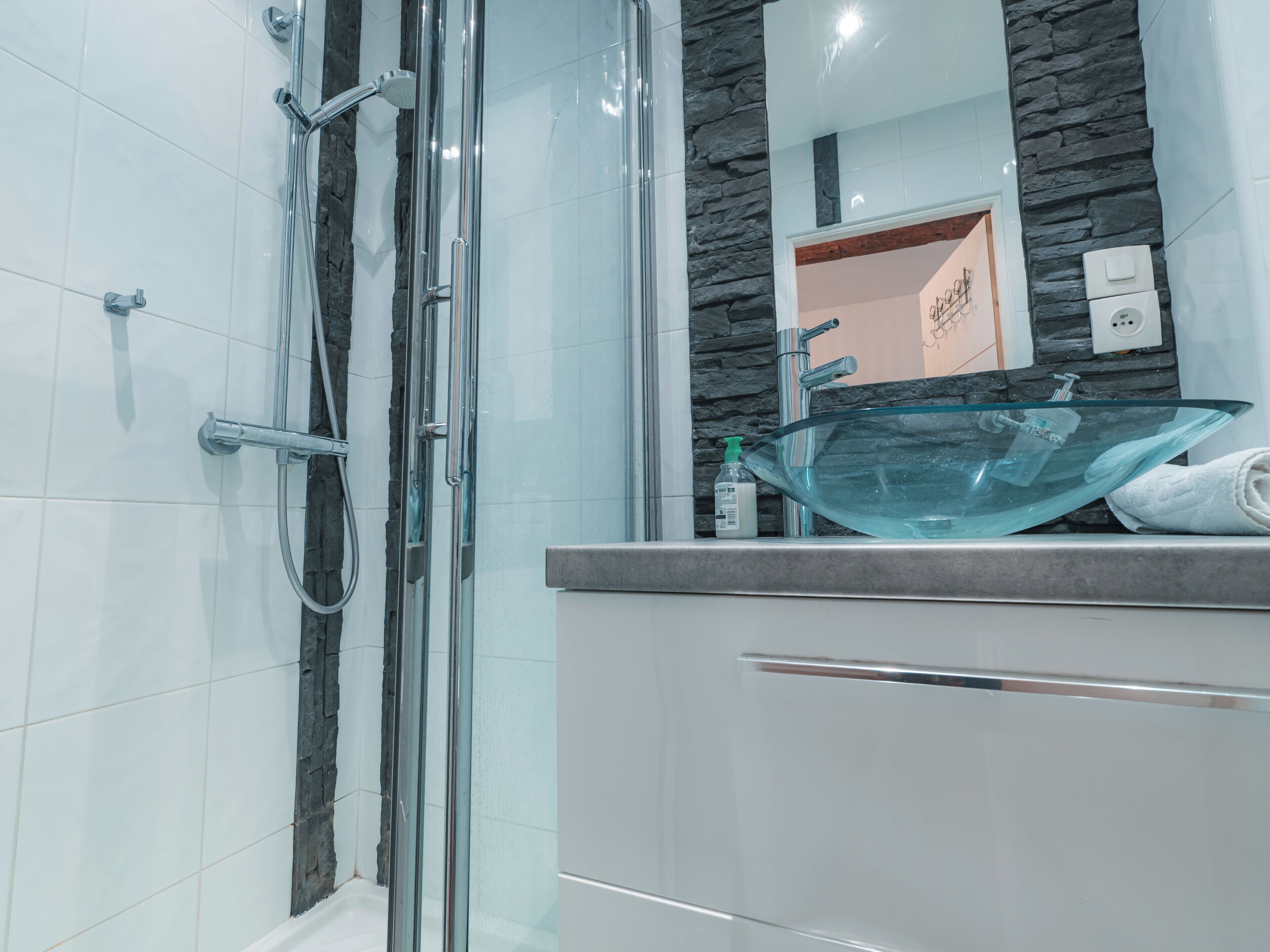 Dusche, Haartrockner, Handtücher