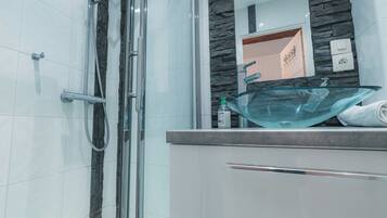 Dusche, Haartrockner, Handtücher