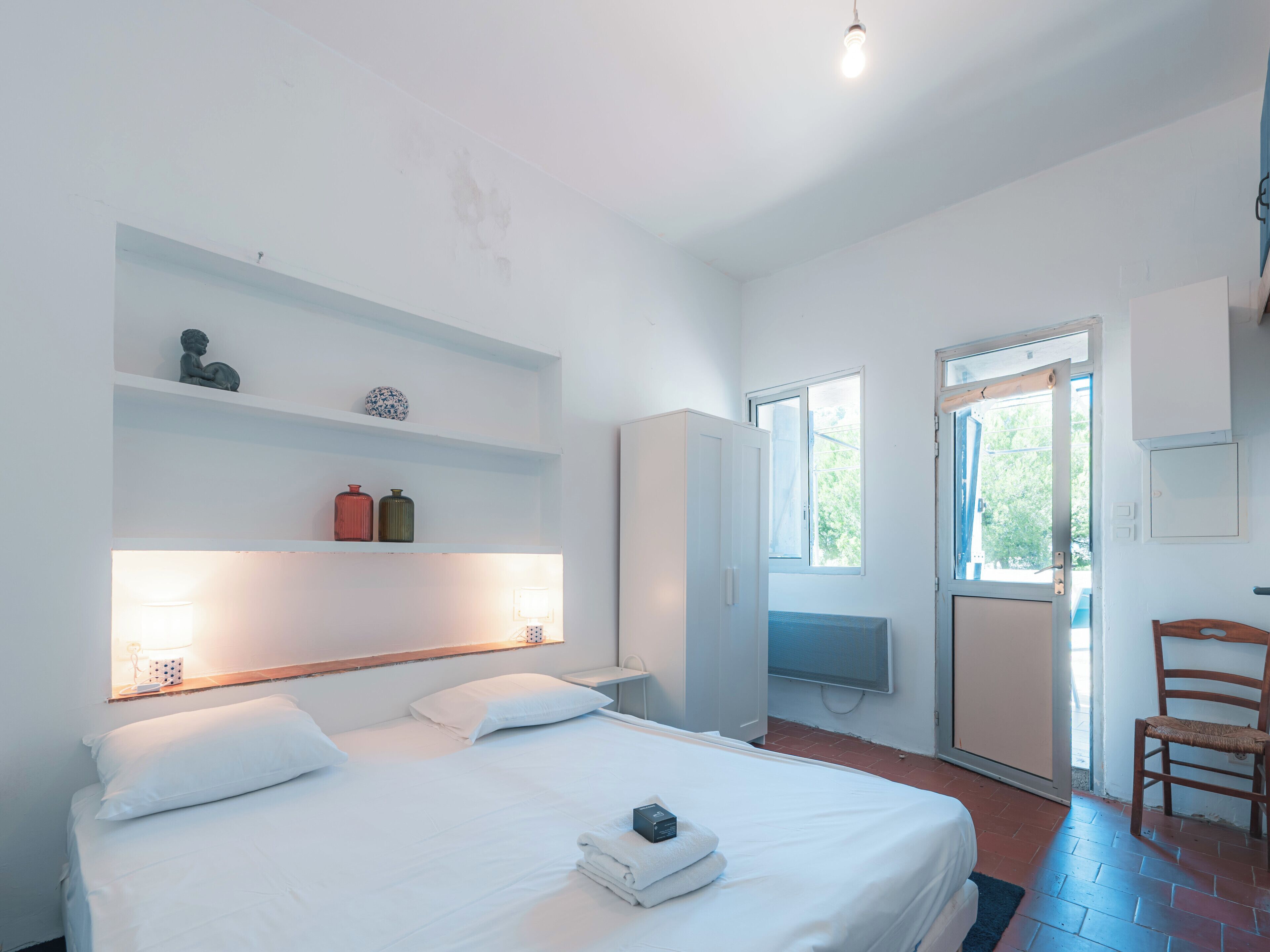 3 bedrooms, iron/ironing board, bed sheets