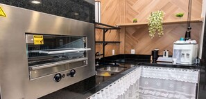 Fridge, microwave, oven, stovetop - Casa em Manguinhos a 2 min da praia com lazer completo (Serra)