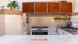 Frigorífico, microondas, horno y placa de cocina