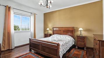 4 bedrooms, WiFi, bed sheets