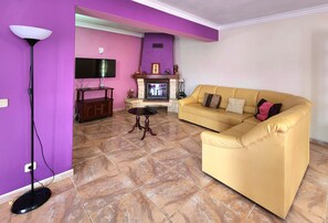 TV, fireplace - Casa Avó Judite with Castle View in Óbidos (Óbidos)