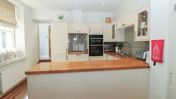 Een vaatwasser, kookgerei, borden en bestek