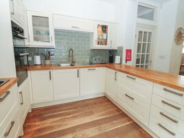 Dishwasher, cookware/dishes/utensils