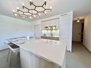 Een koelkast, een magnetron, een oven, een vaatwasser