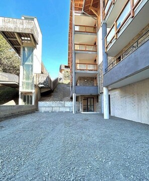 Exterior - 200m from resort center, 5th floor, view mountain, terrace, tv, ski locker, 89m², Serre Chevalier (Briançon)