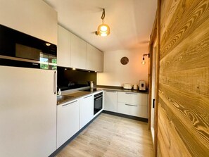 Kjøleskap, mikrobølgeovn, ovn og oppvaskmaskin