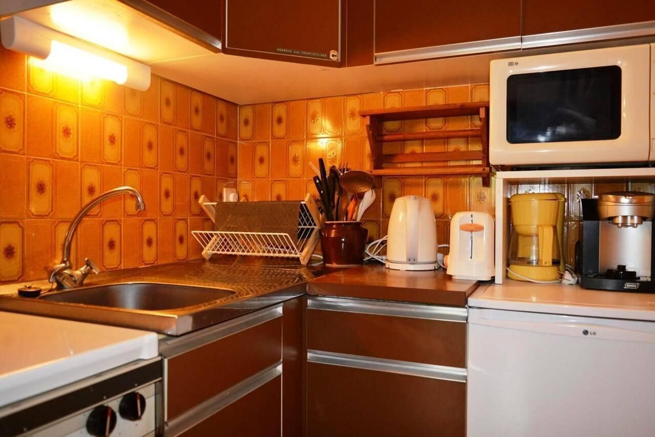 Fridge, microwave, oven, coffee/tea maker