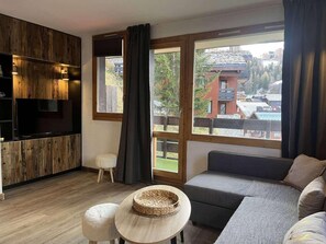 Living area - 150m from shops, 1st floor, view mountain, swimming pool, balcony, ski locker, 30m², La Plagne (La Plagne)