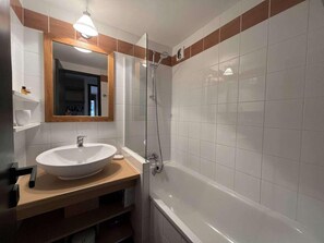 Bathroom - 250m from ski slopes, 1st floor, view mountain, swimming pool, balcony, ski locker, 30m², La Plagne (La Plagne)
