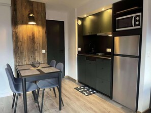 Dining - 150m from shops, 1st floor, view mountain, swimming pool, balcony, ski locker, 30m², La Plagne (La Plagne)