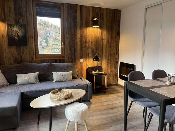 Living area - 150m from shops, 1st floor, view mountain, swimming pool, balcony, ski locker, 30m², La Plagne (La Plagne)