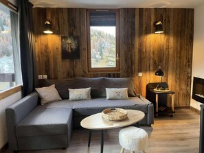 Living area - 250m from ski slopes, 1st floor, view mountain, swimming pool, balcony, ski locker, 30m², La Plagne (La Plagne)