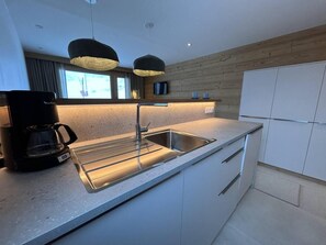 Kühlschrank, Ofen, Geschirrspüler, Wasserkocher mit Kaffee-/Teezubehör