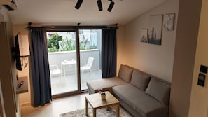 Comfort Apartment, 1 Bedroom, Pool View | Living area