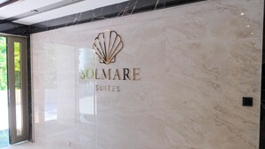 A marble wall with the logo and name of 'SOLUMARE SUITES'. - Solmare Suites (Konyaalti)